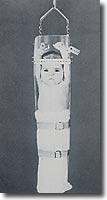 Säugling in U-förmiger BABIX-Hülle für die Untersuchung vorbereitet